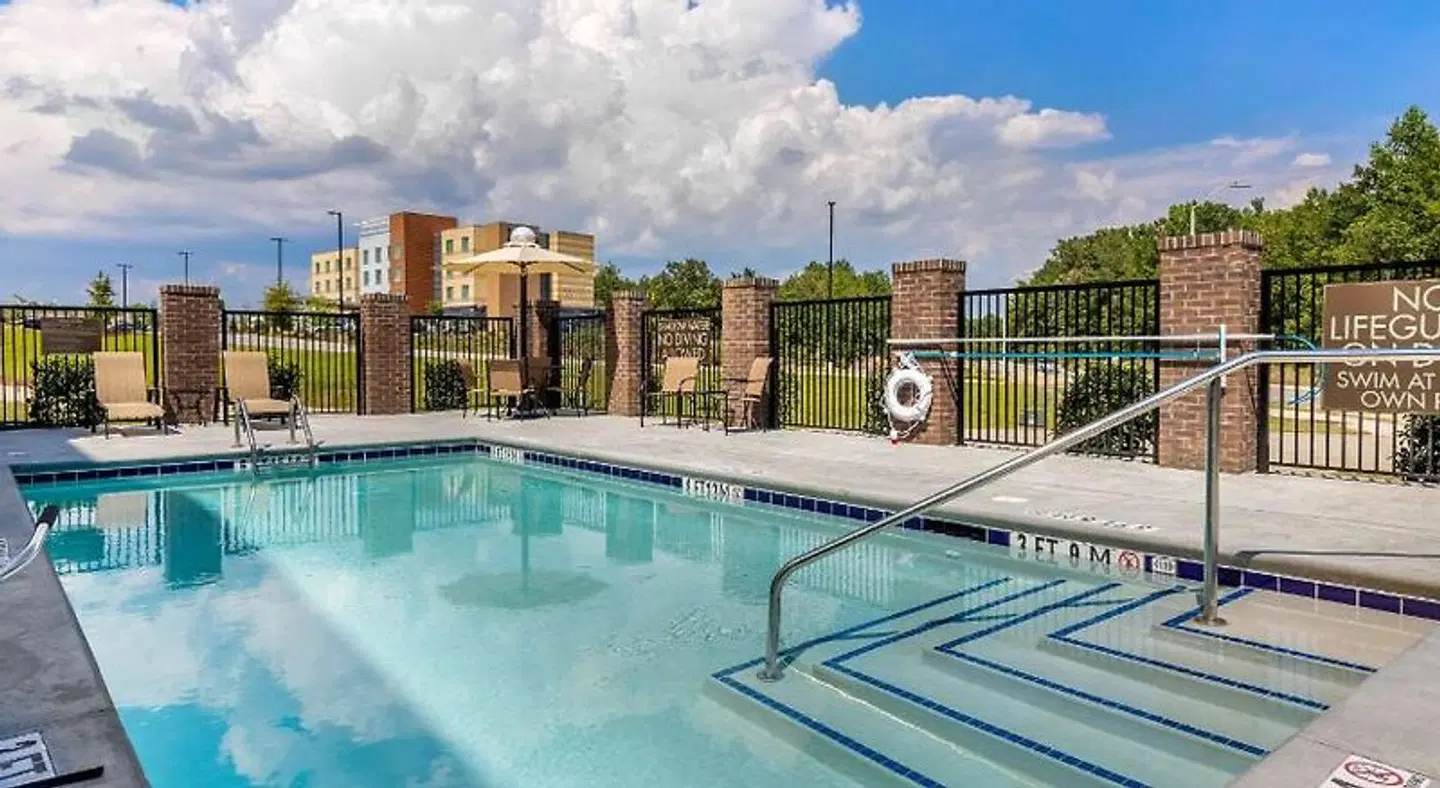 Comfort Inn & Suites OUTDOOR_POOL