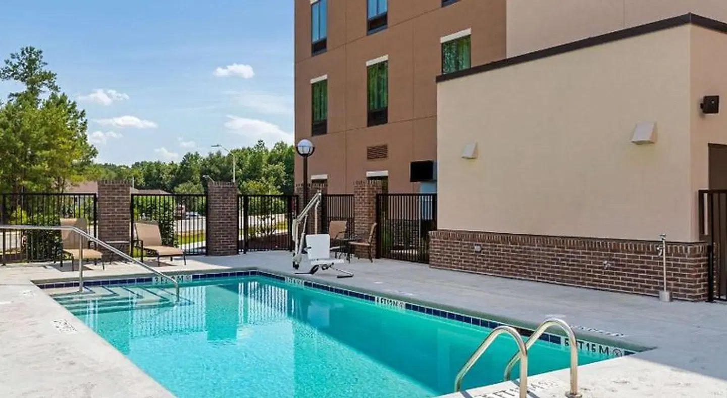 Comfort Inn & Suites OUTDOOR_POOL