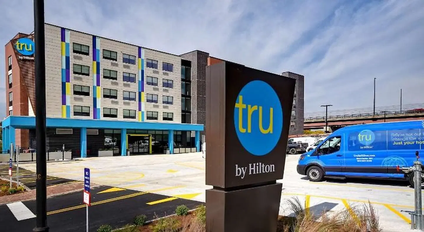 Tru by Hilton Manchester Downtown EXTERIOR