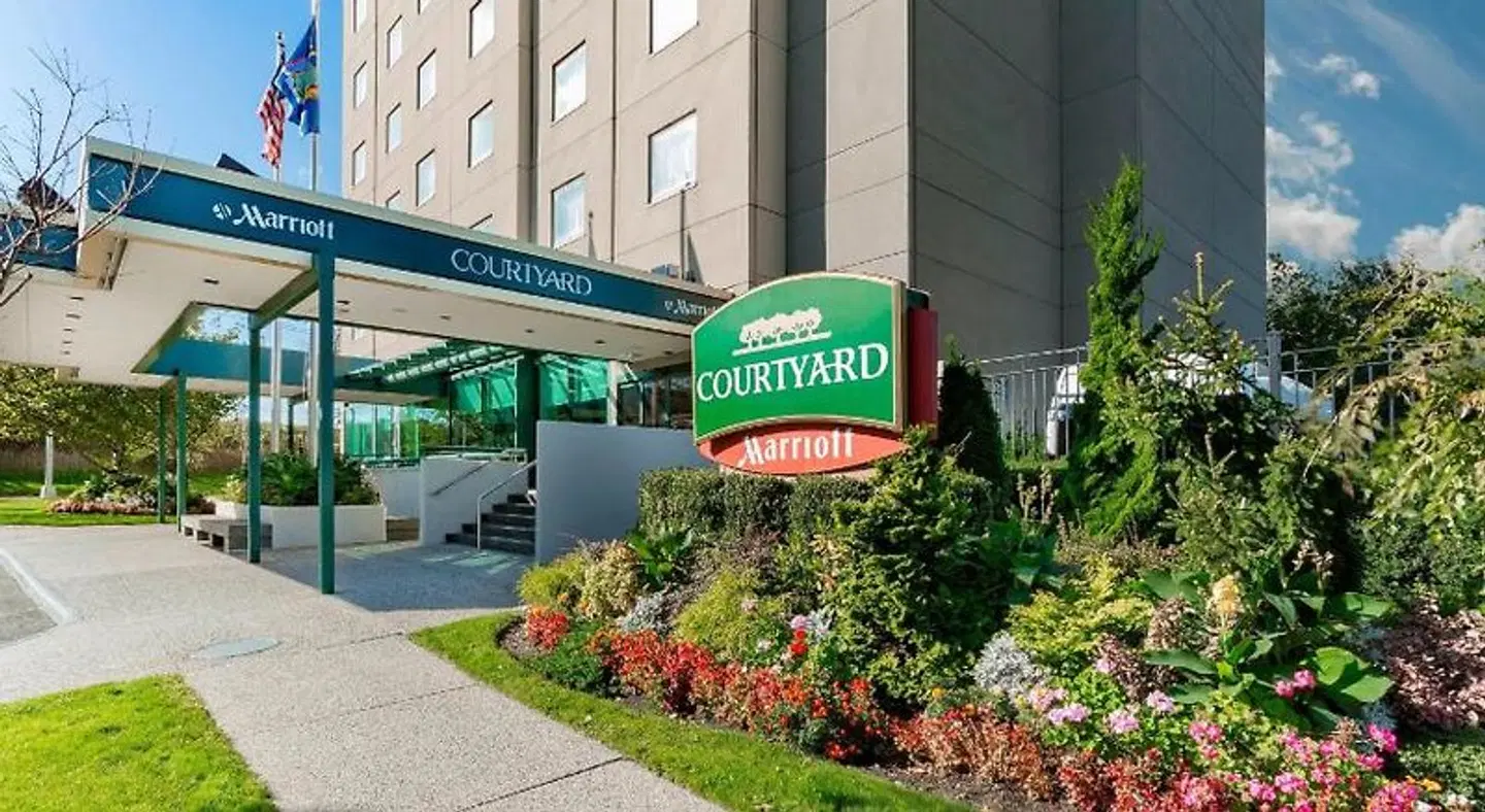 Courtyard by Marriott New York JFK Airport EXTERIOR