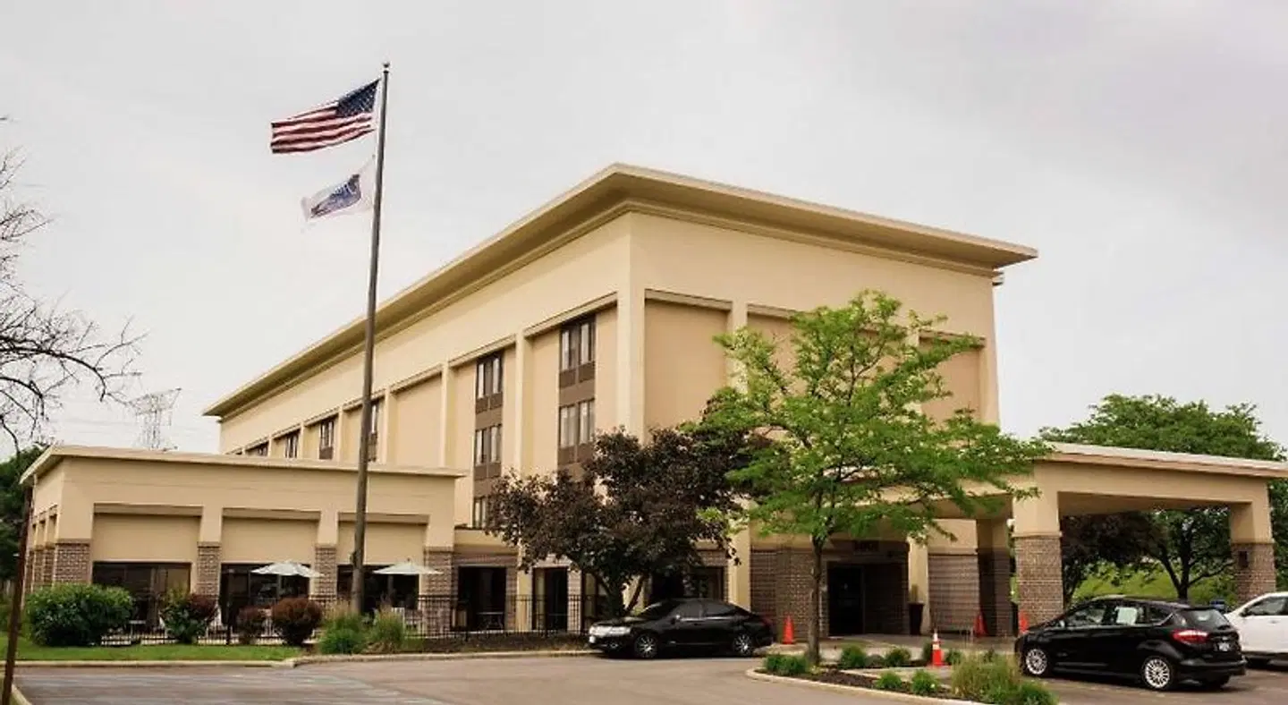 Hampton Inn Milwaukee-Northwest EXTERIOR