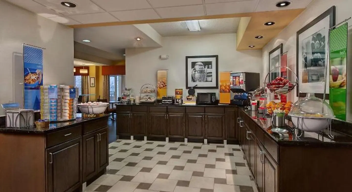 Hampton Inn Milwaukee-Northwest Bar