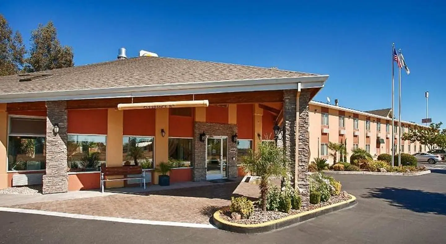 Best Western PLUS Corning Inn EXTERIOR