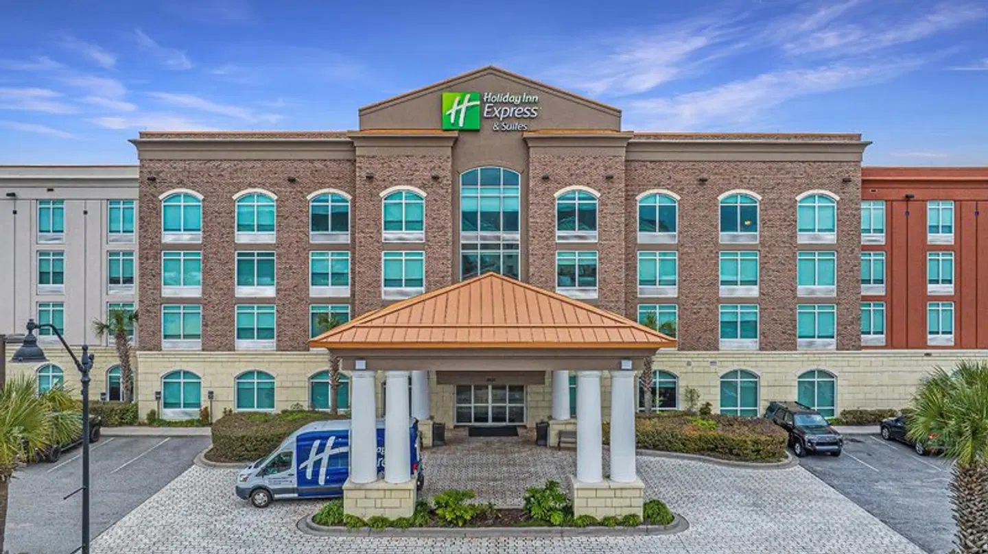 Holiday Inn Express and Suites North Charleston EXTERIOR