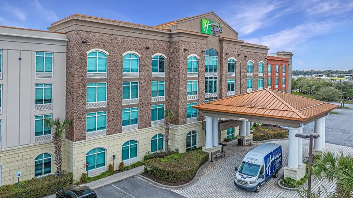 Holiday Inn Express and Suites North Charleston EXTERIOR