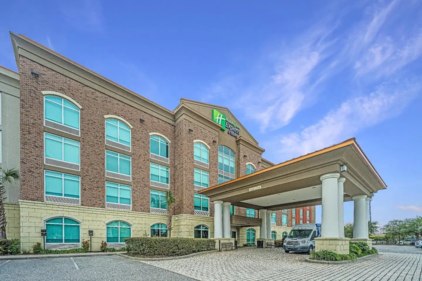 Holiday Inn Express and Suites North Charleston EXTERIOR