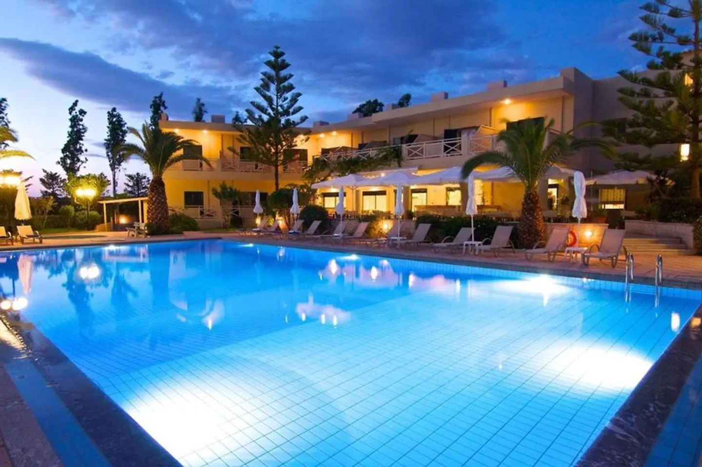 Solimar Ruby OUTDOOR_POOL