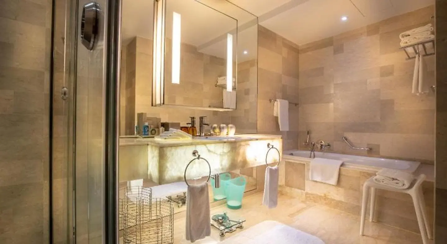 Traders Hotel Kuala Lumpur Badezimmer