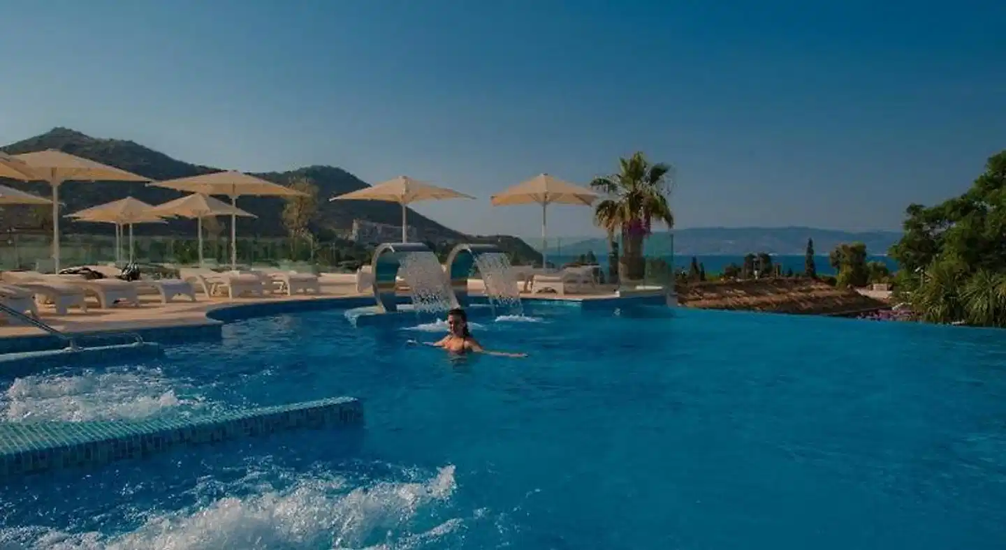 Sentido Bellazure Pool