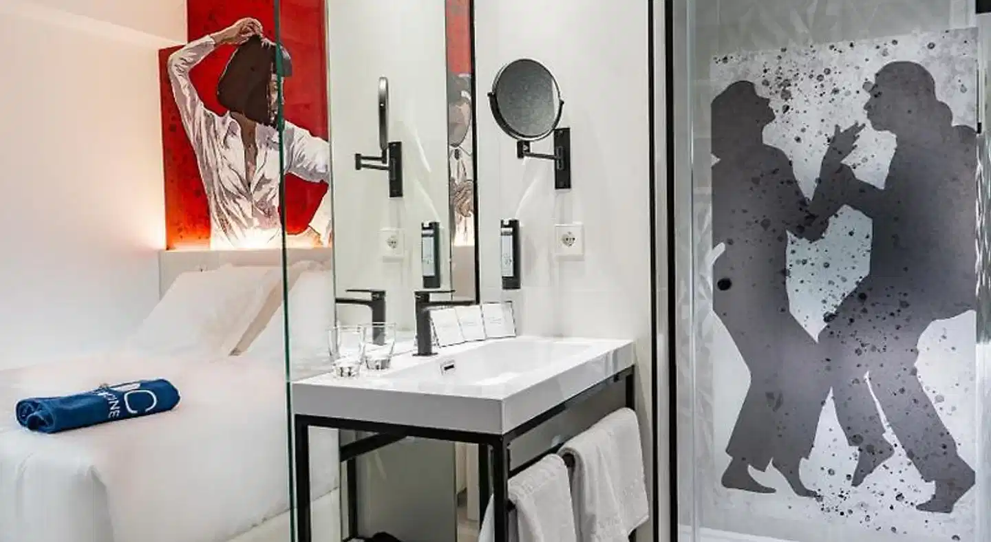 DormirDCine Alicante Badezimmer