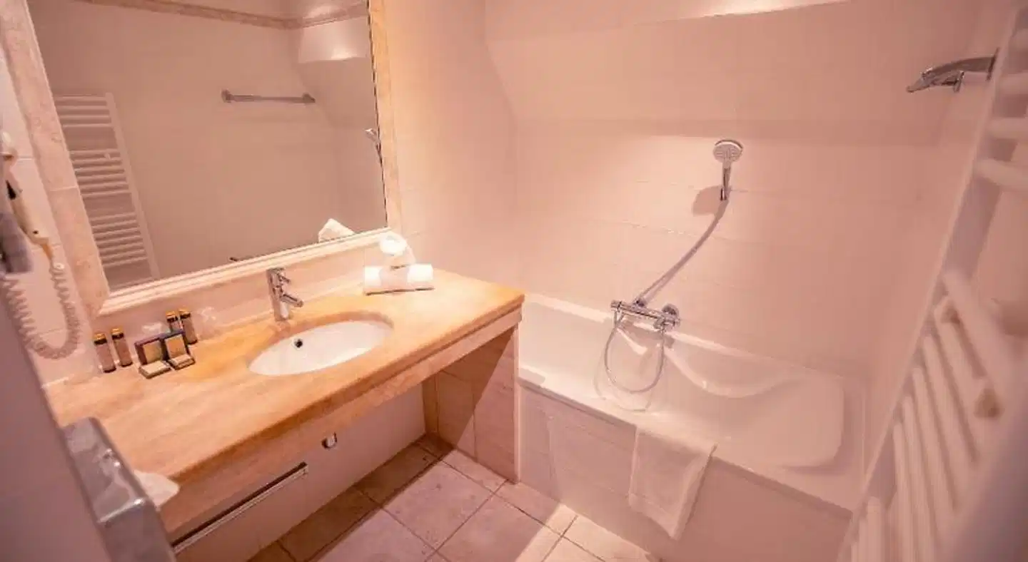Hôtel le Donjon Badezimmer