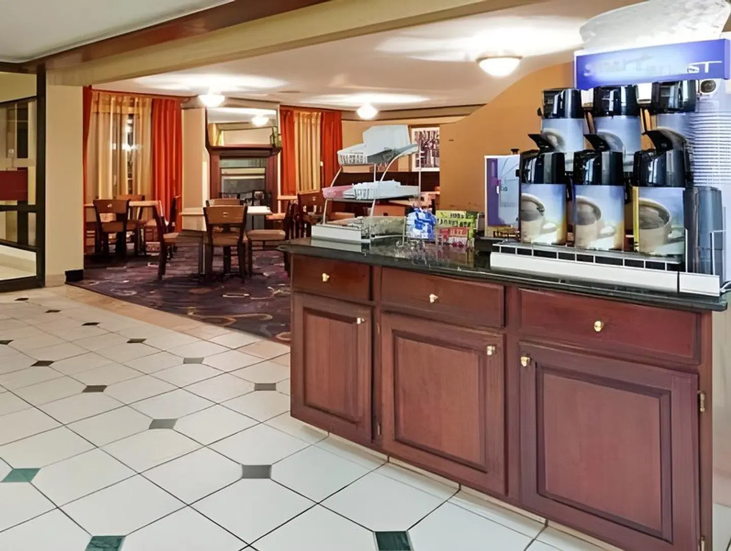 Holiday Inn Express & Suites Minneapolis (Golden Valley) by IHG Bar