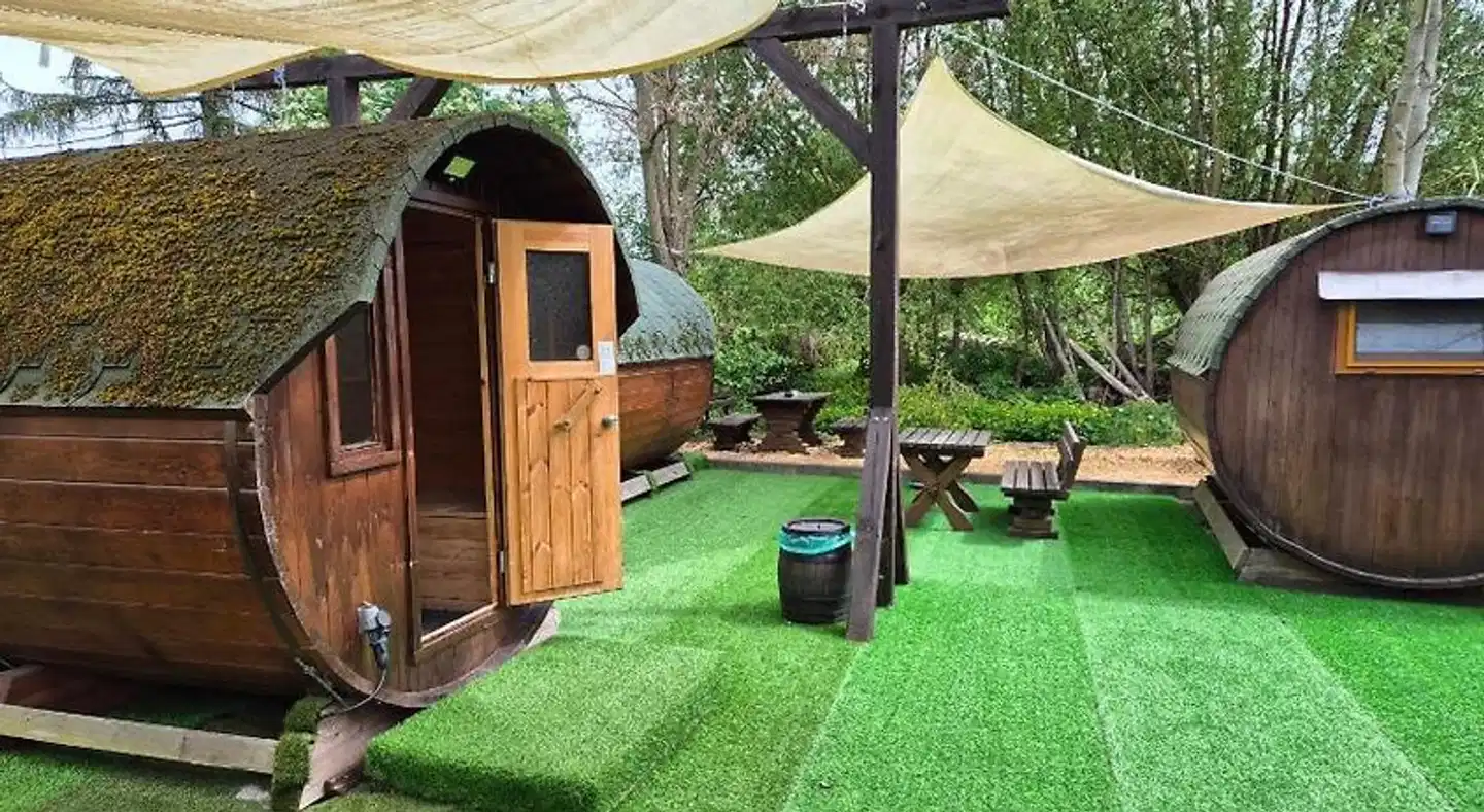 Mini Hotel Übernachten Im Gurkenfass Garten