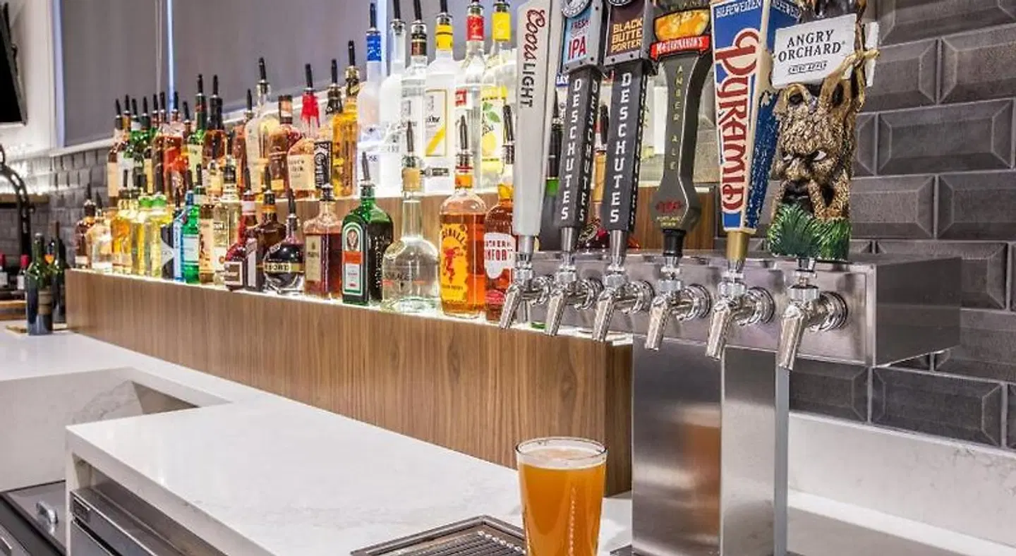 Holiday Inn Hillsboro by IHG Bar
