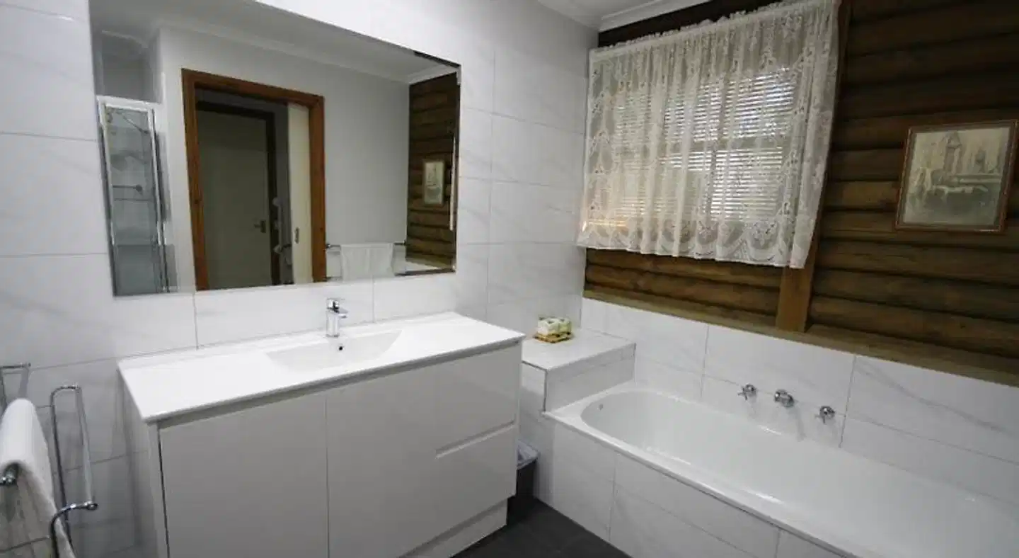 Halls Gap Log Cabins Badezimmer