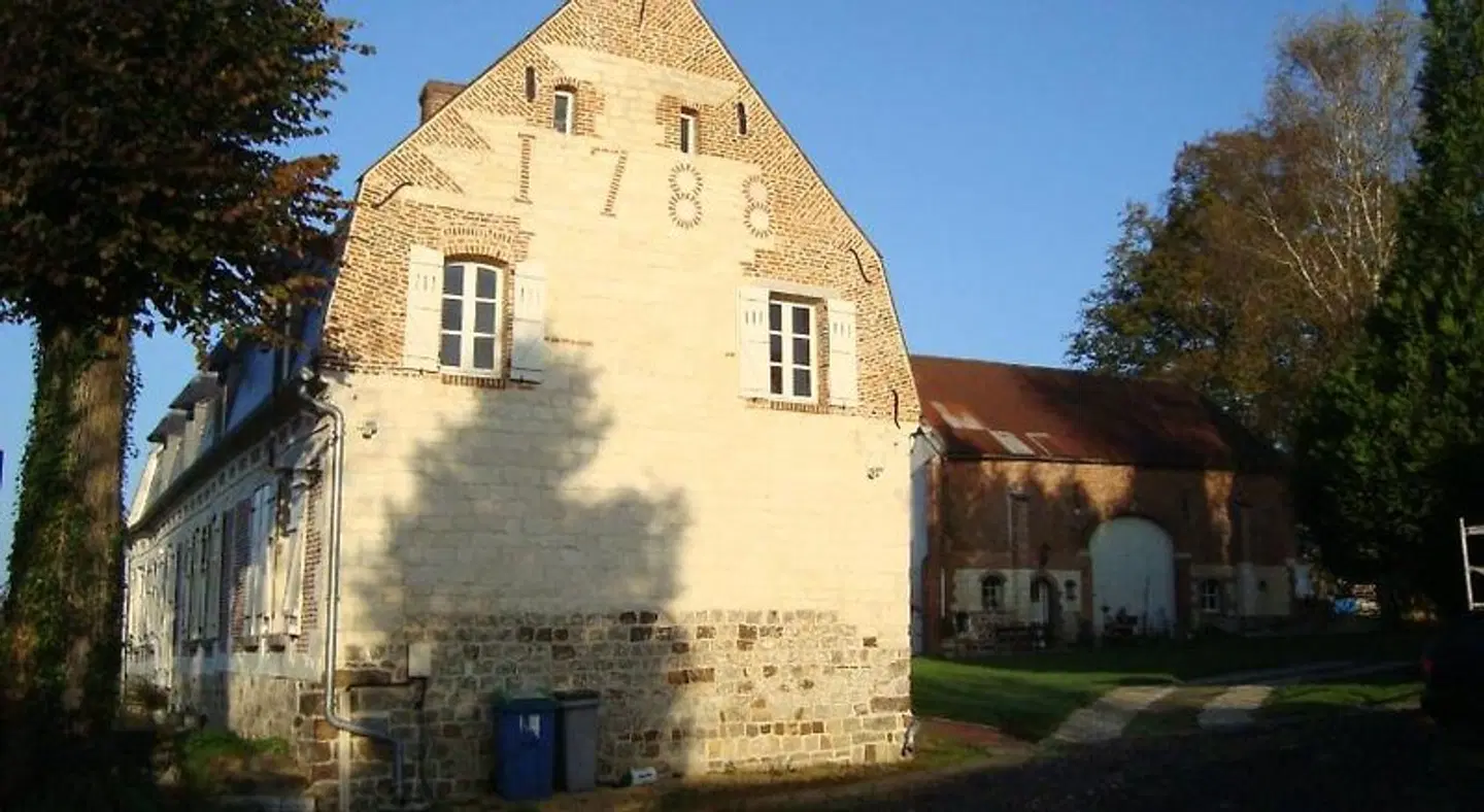 Troubadour EXTERIOR
