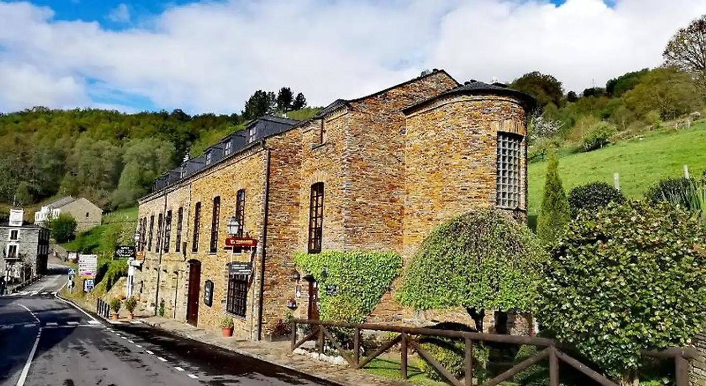 HOTEL RURAL OSCOS Aussenansicht