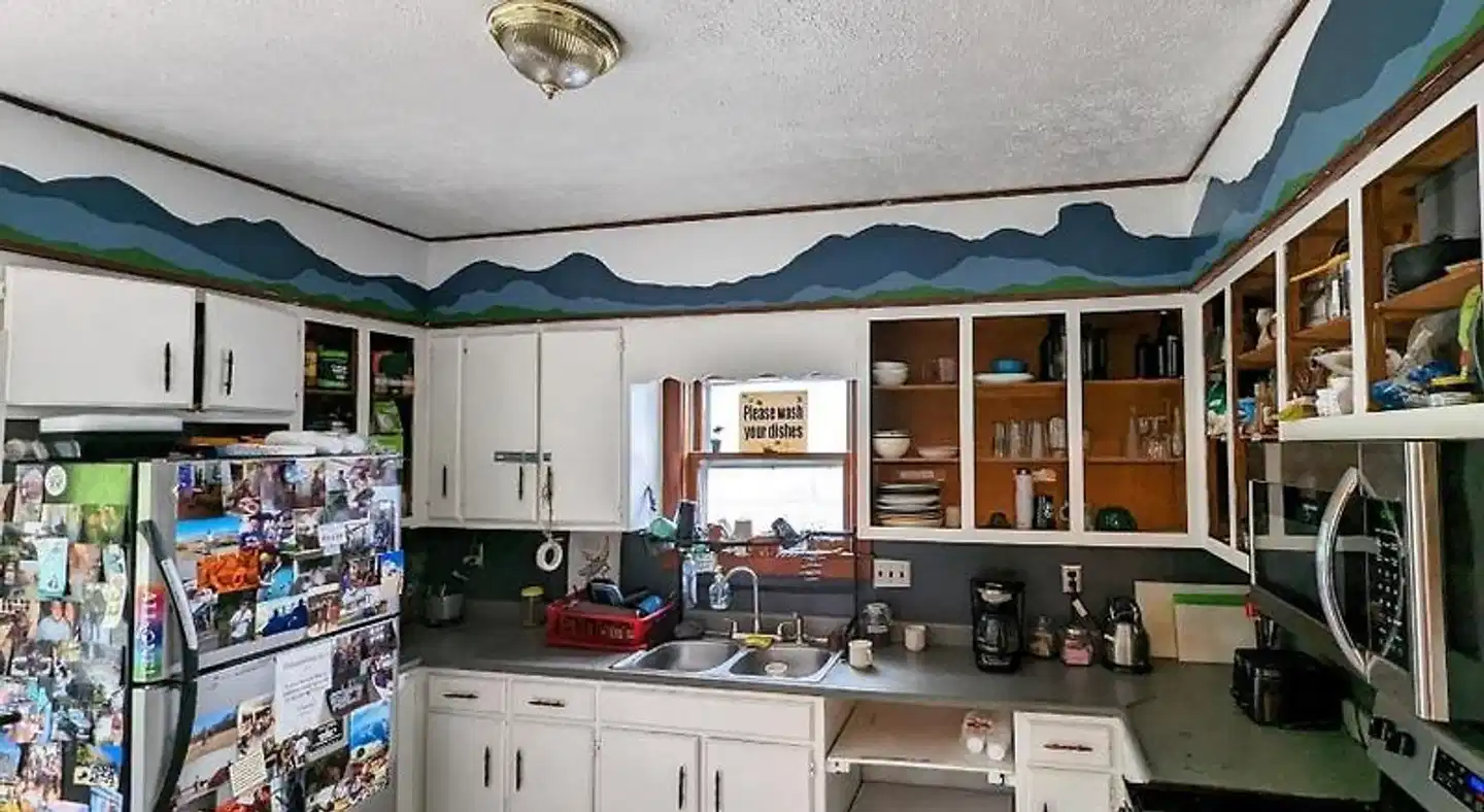 Bon Paul & Sharky's Hostel Bar