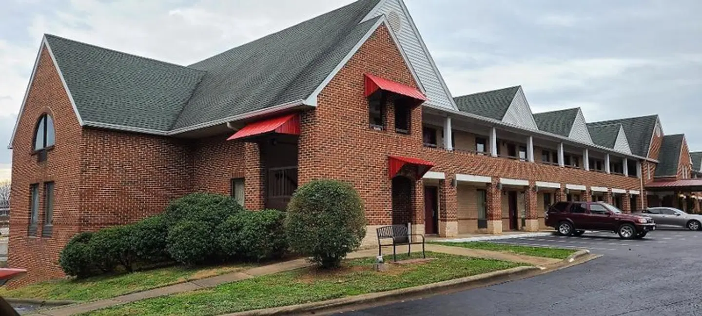 Red Roof Inn & Suites Cornelius - Lake Norman EXTERIOR