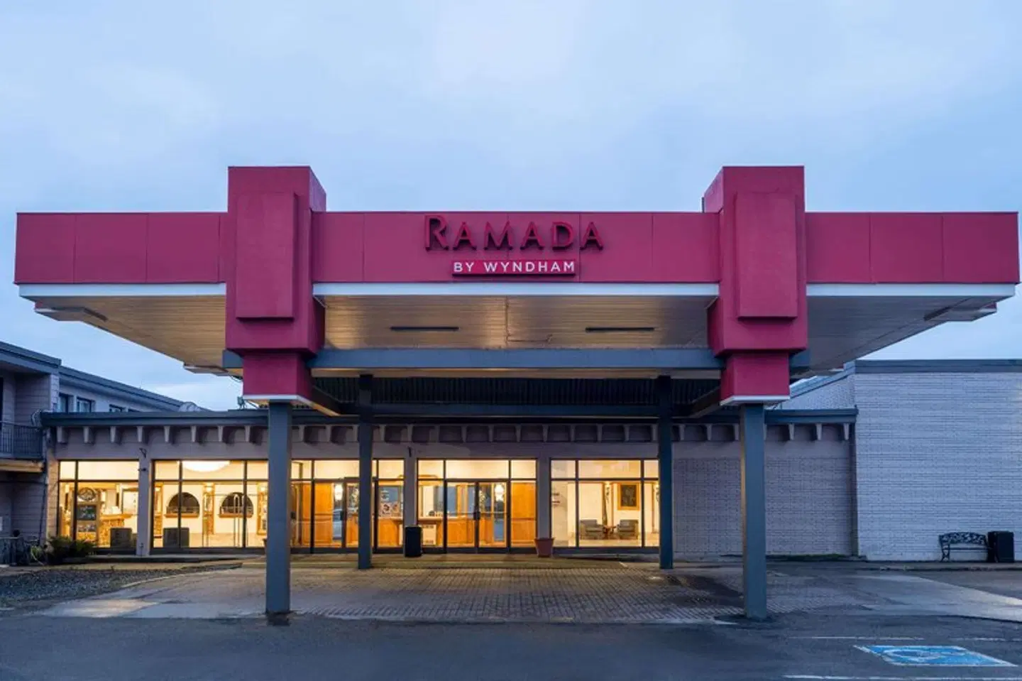 Ramada by Wyndham Thunder Bay Airlane Hotel EXTERIOR