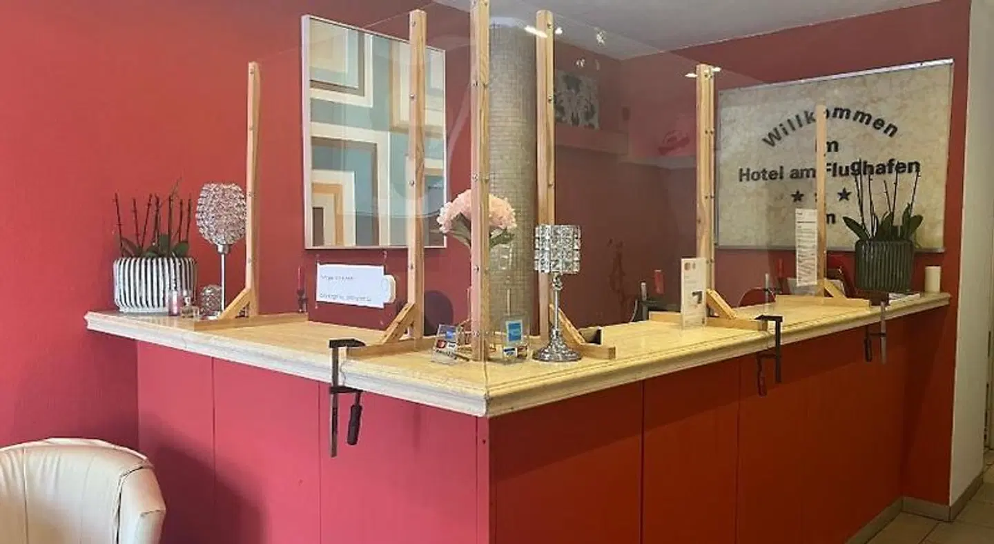 Am Flughafen LOUNGE_LOBBY