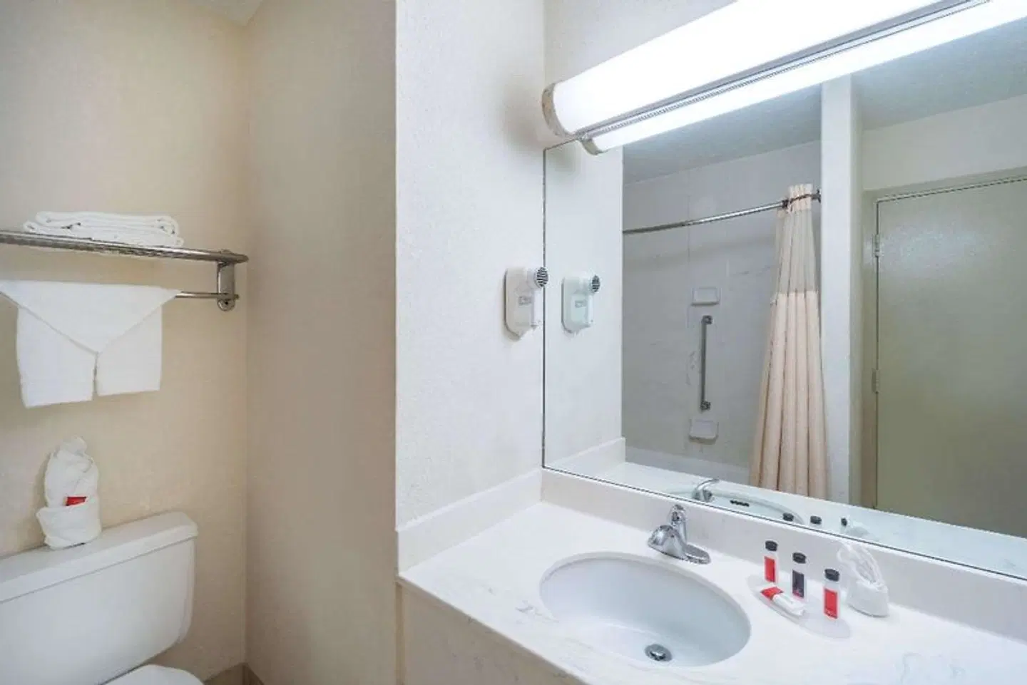 Days Inn by Wyndham Columbus Airport Badezimmer