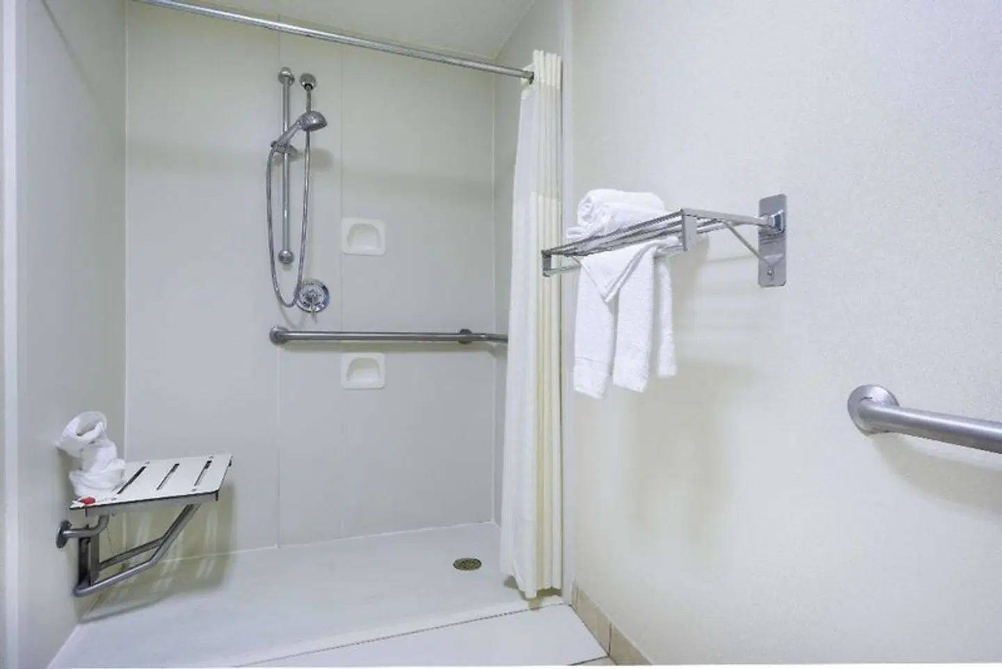Days Inn by Wyndham Columbus Airport Badezimmer