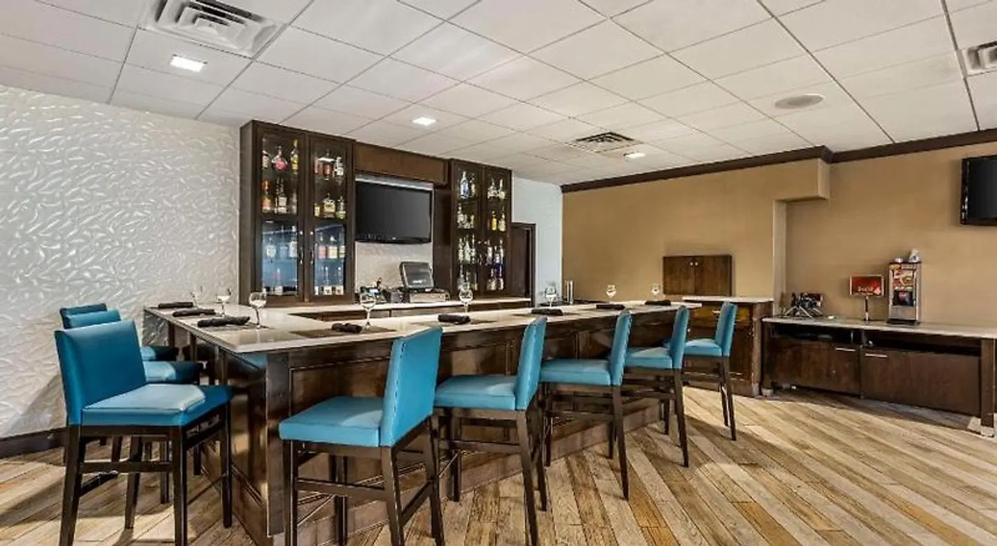 Best Western Plus Kingston Hotel and Conference Center Bar