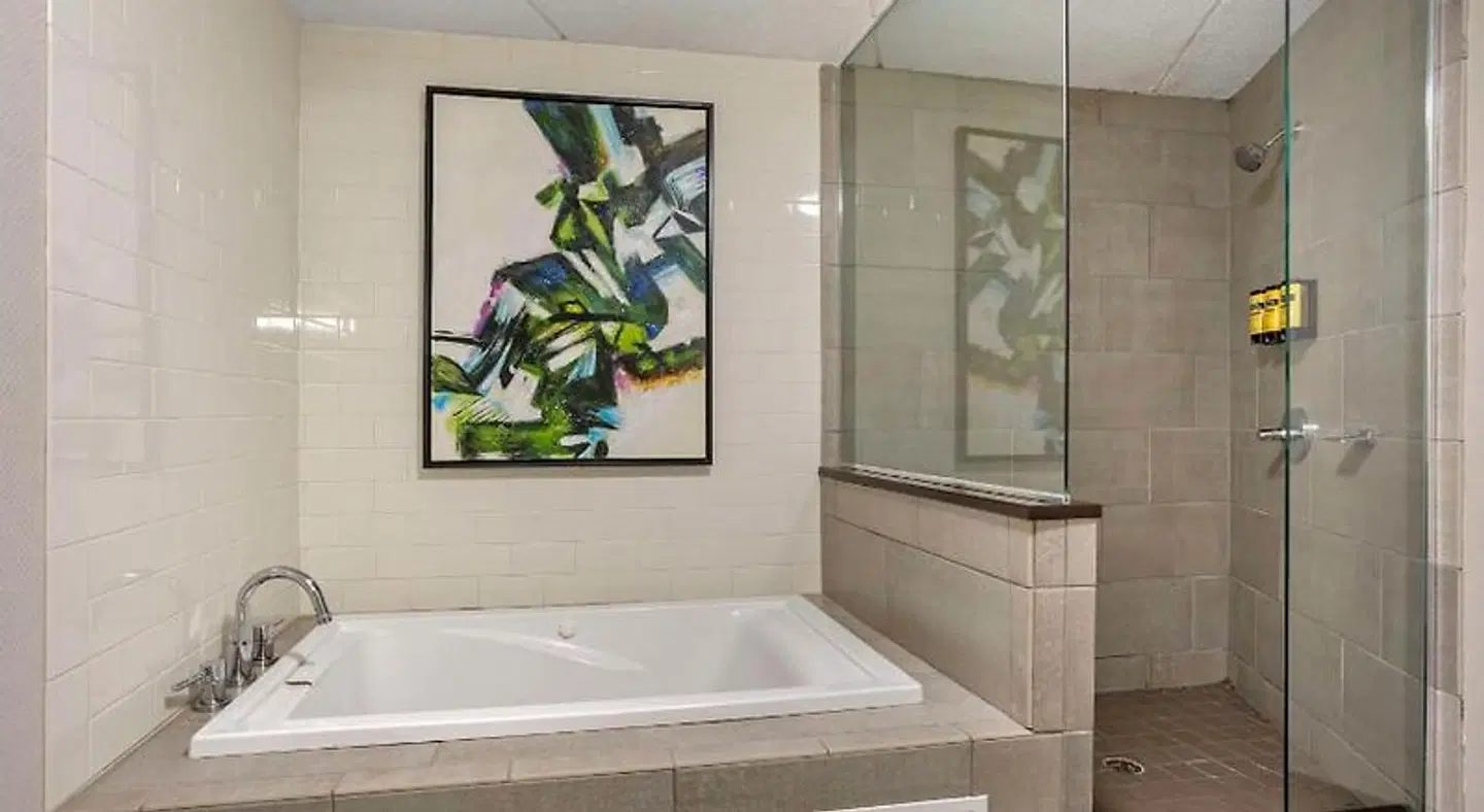 Best Western Plus Kingston Hotel and Conference Center Badezimmer