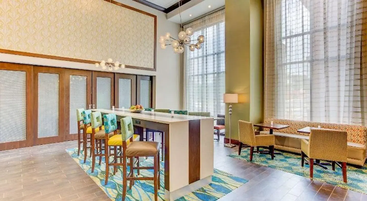 Hampton Inn & Suites Manchester LOUNGE_LOBBY