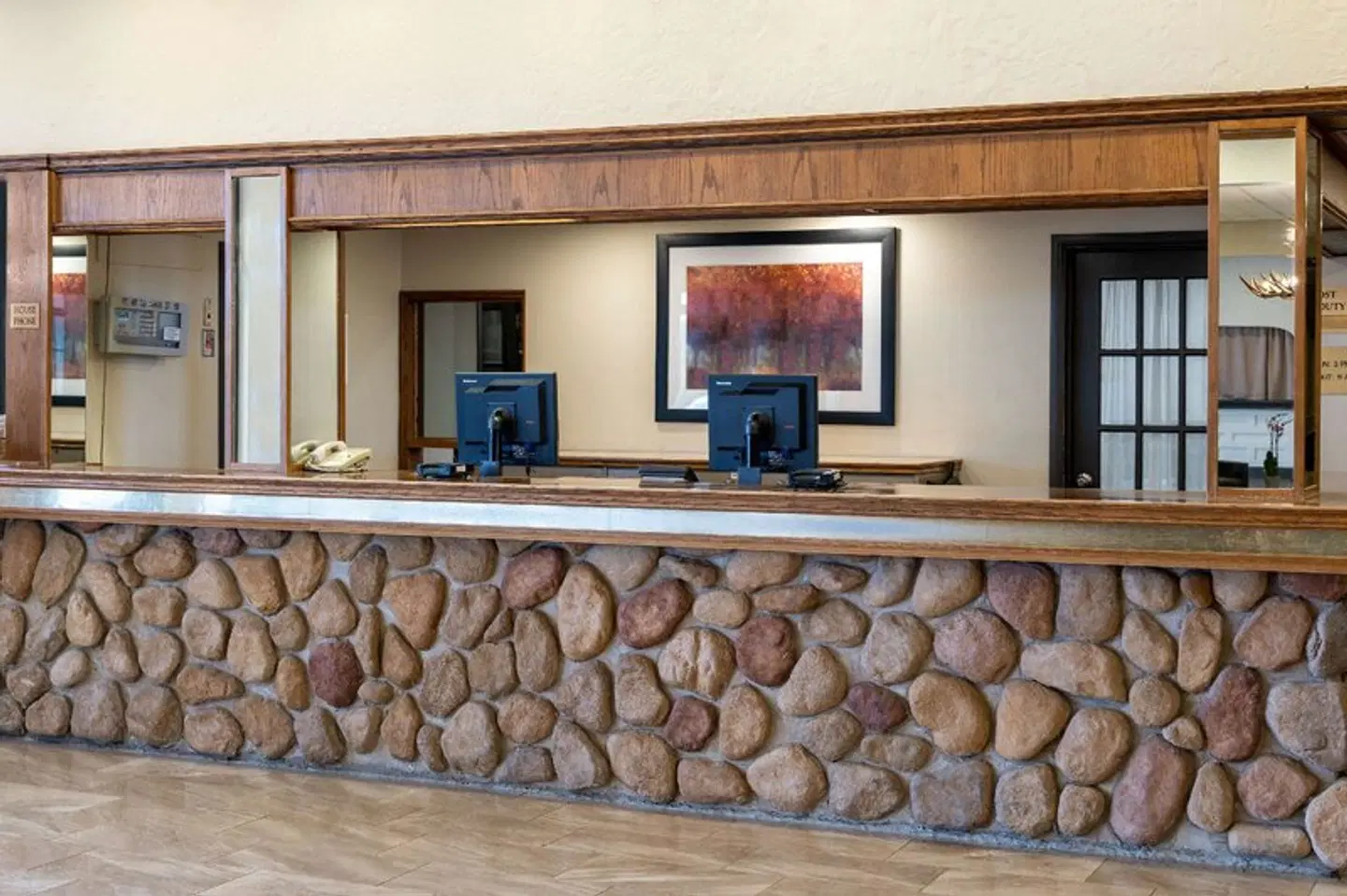 Ramada by Wyndham Thunder Bay Airlane Hotel Bar