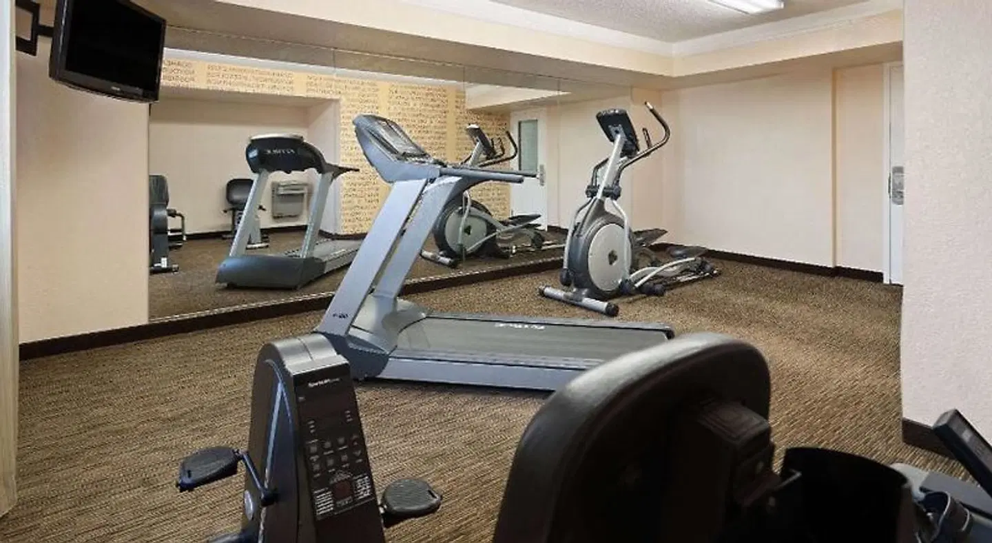 La Quinta Inn by Wyndham Pittsburgh Airport SPORTS_AND_LEISURE