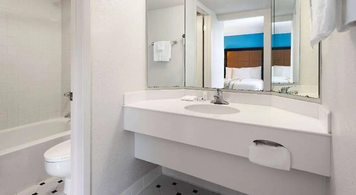 La Quinta Inn by Wyndham Pittsburgh Airport Badezimmer