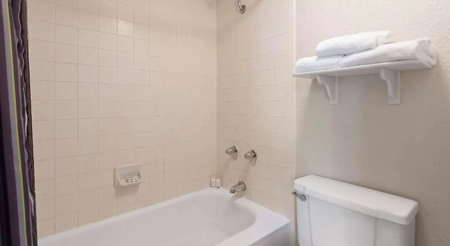La Quinta Inn by Wyndham Pittsburgh Airport Badezimmer