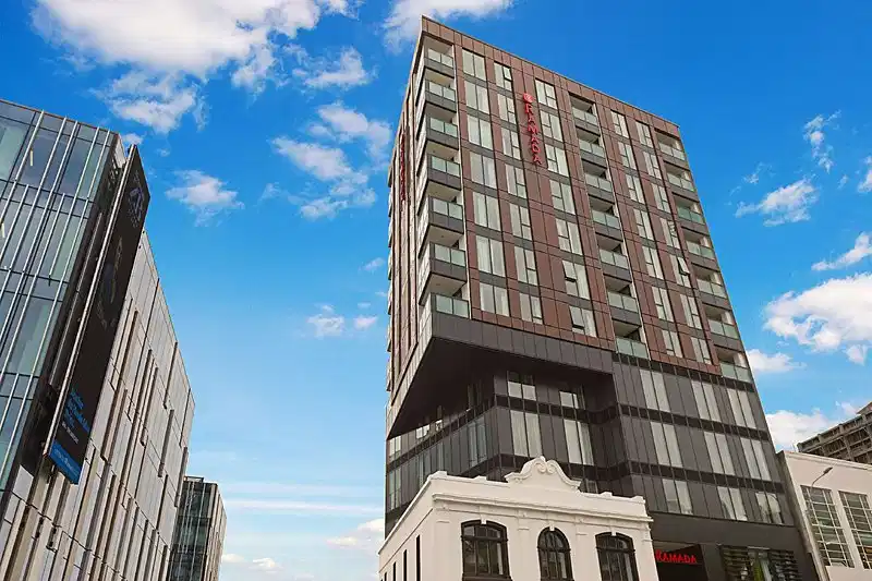 Ramada Suites By Wyndham Victoria Street West – Hotelfoto