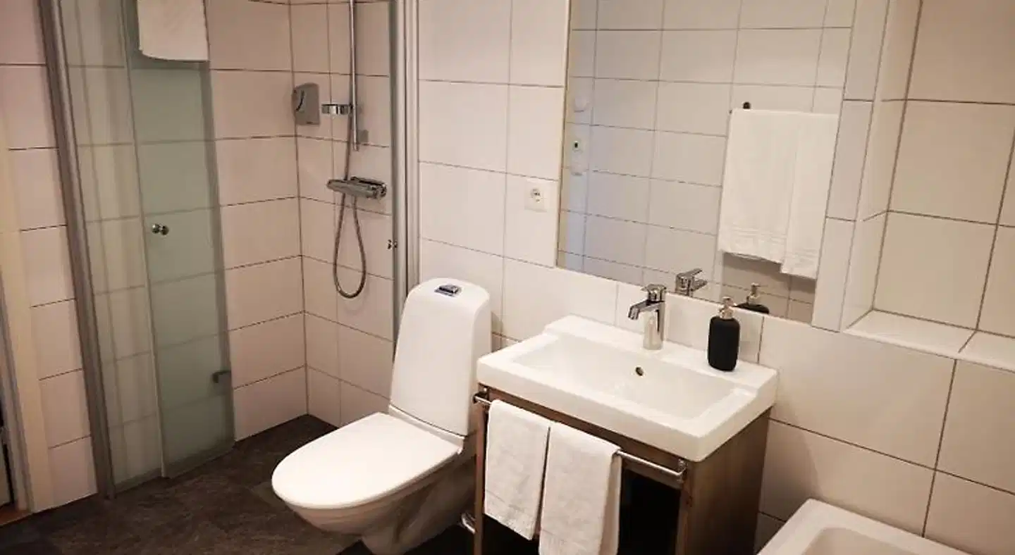 Tiraholms hotell Badezimmer