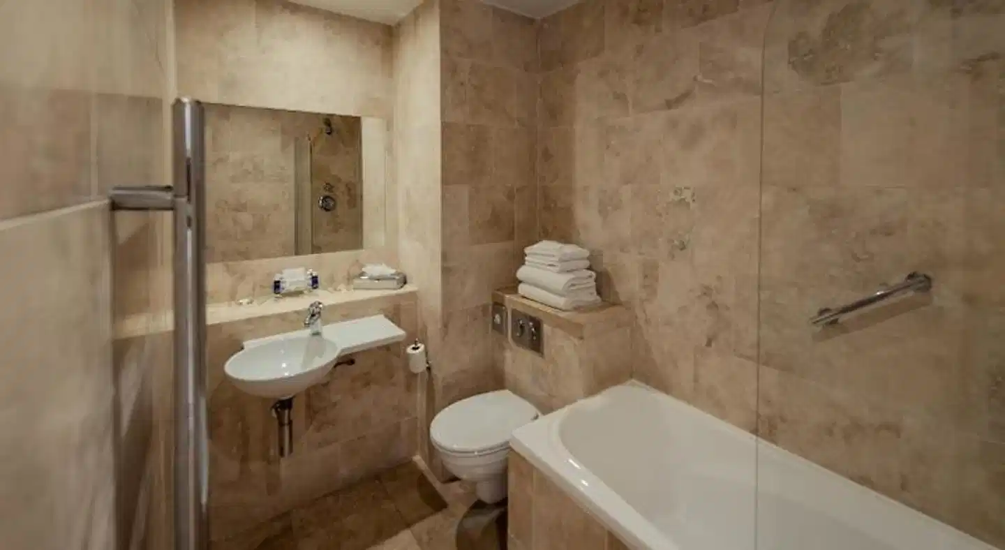 Premier Suites Dublin Badezimmer