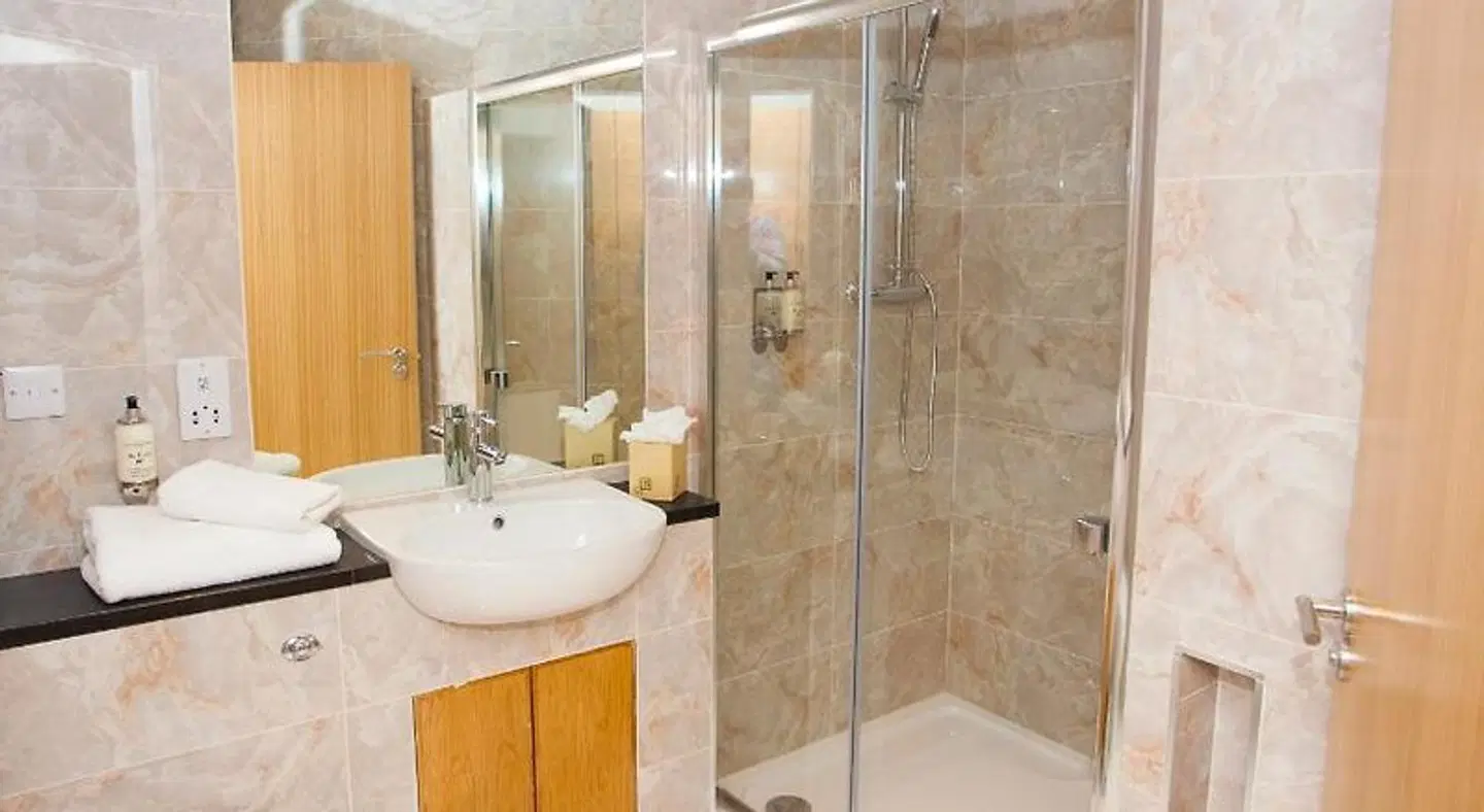 Royal Athenaeum Suites Badezimmer