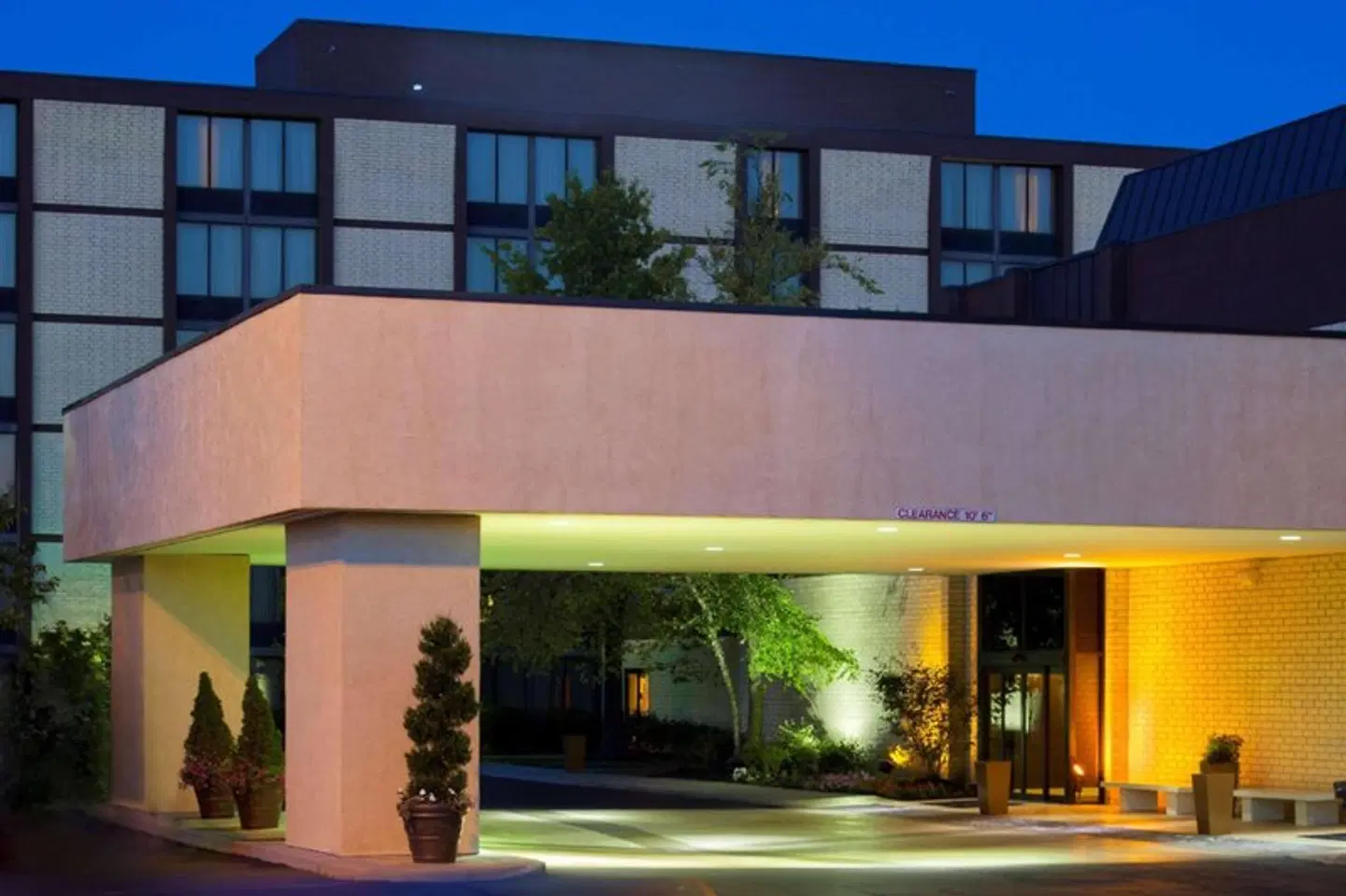 DoubleTree by Hilton Columbus/Worthington EXTERIOR