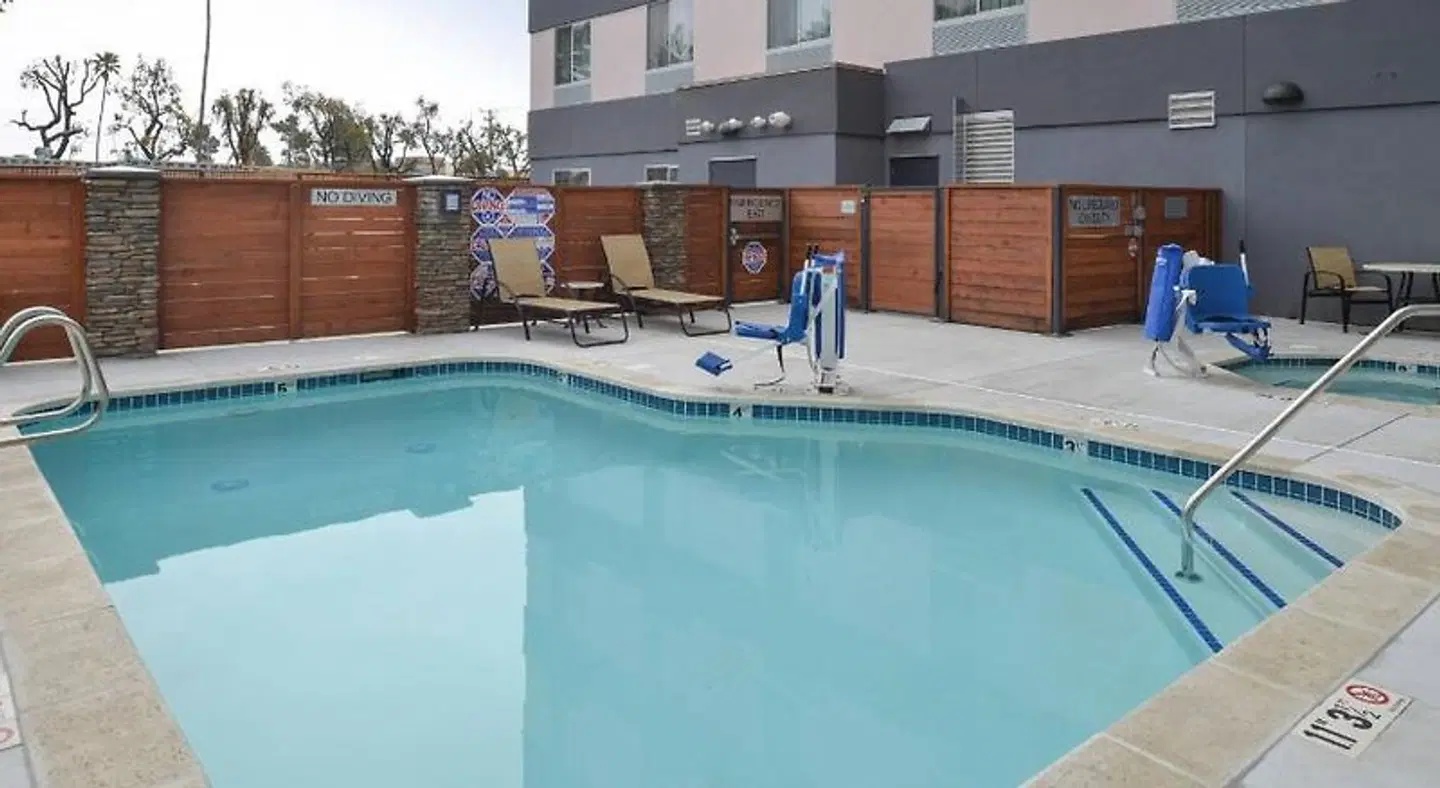 Fairfield Inn & Suites by Marriott Santa Cruz OUTDOOR_POOL