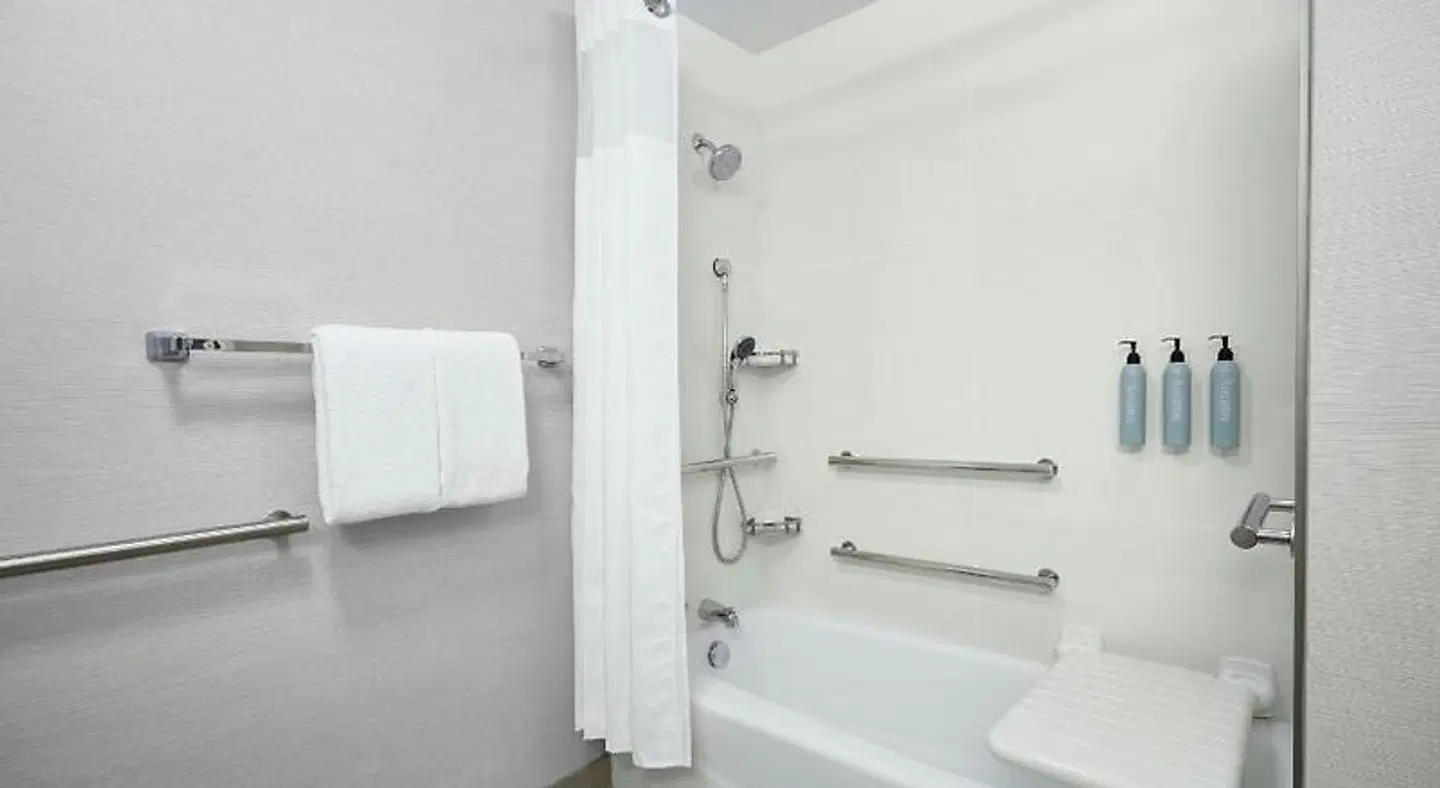 Courtyard by Marriott St. Louis Westport Plaza Badezimmer