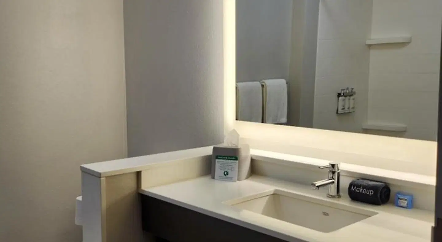 Holiday Inn Express & Suites - Camas Badezimmer