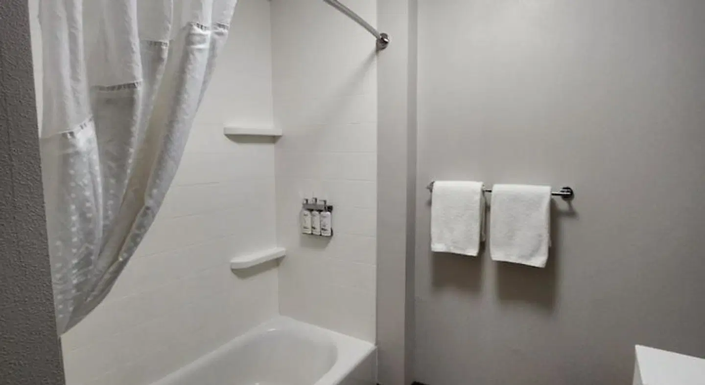 Holiday Inn Express & Suites - Camas Badezimmer
