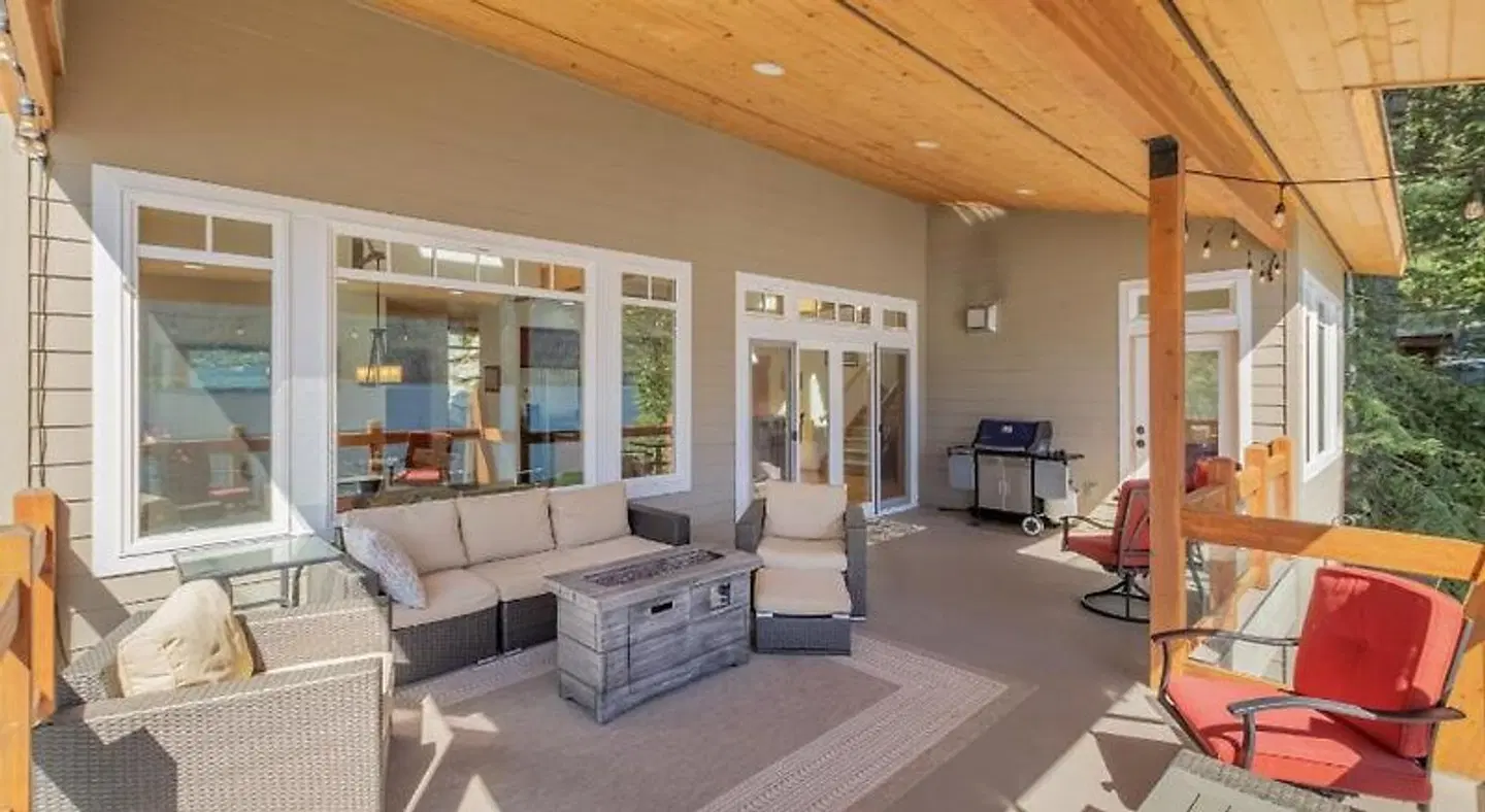 Lazy Bear Lodge Lobby