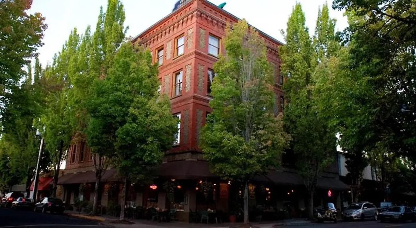 McMenamins Hotel Oregon EXTERIOR