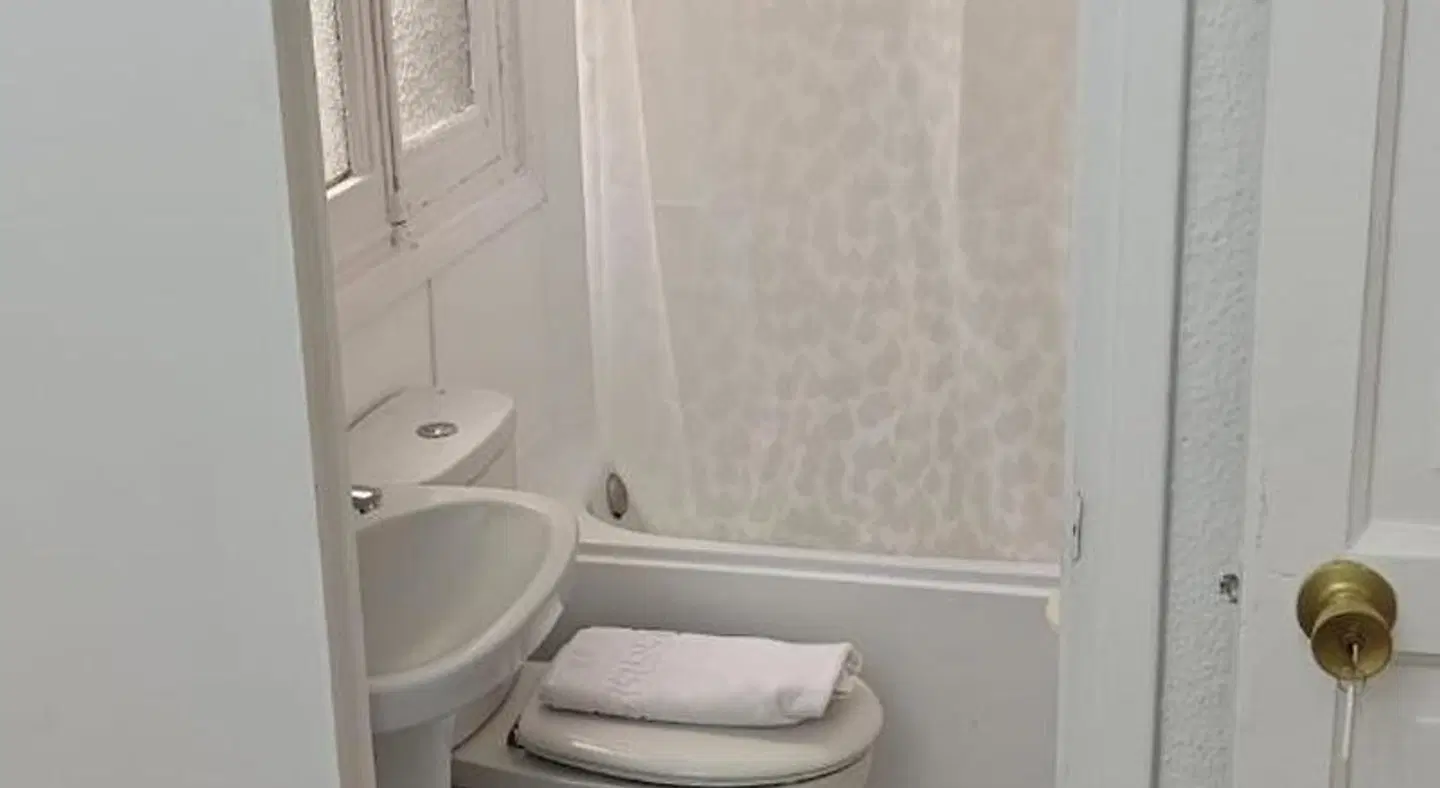 Hostal Milan Badezimmer
