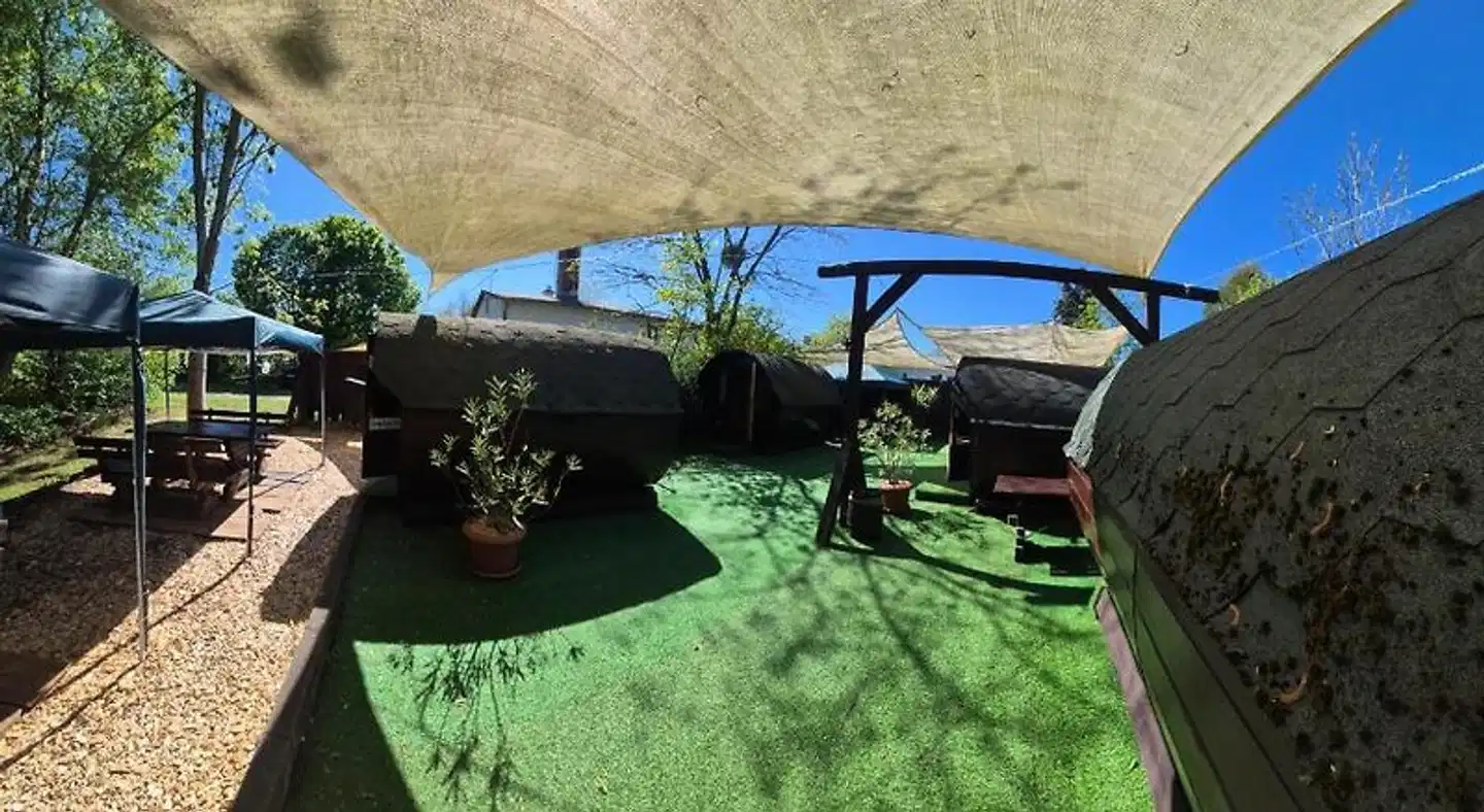 Mini Hotel Übernachten Im Gurkenfass Garten