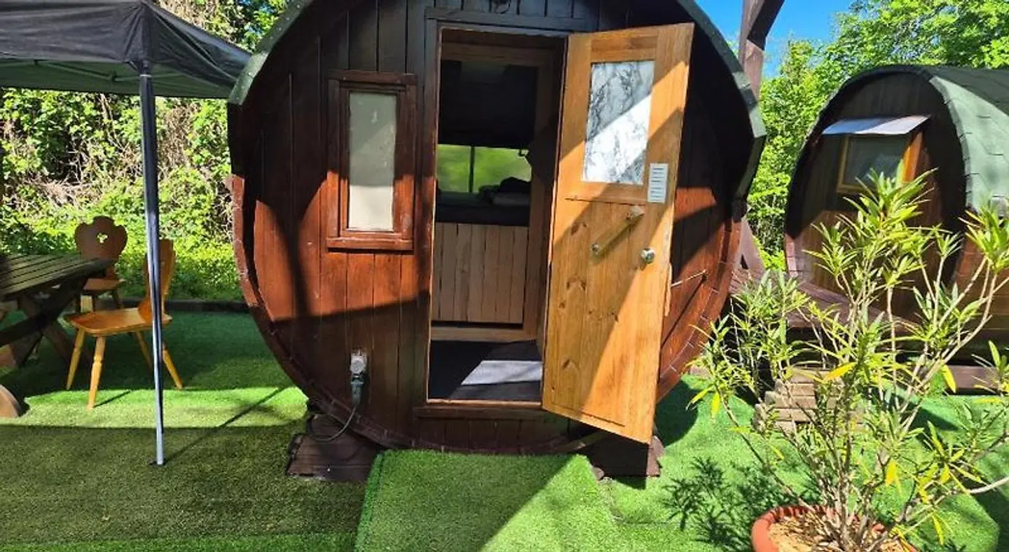 Mini Hotel Übernachten Im Gurkenfass EXTERIOR