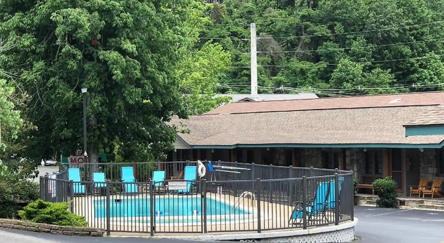Marshall's Creek Rest Motel OUTDOOR_POOL