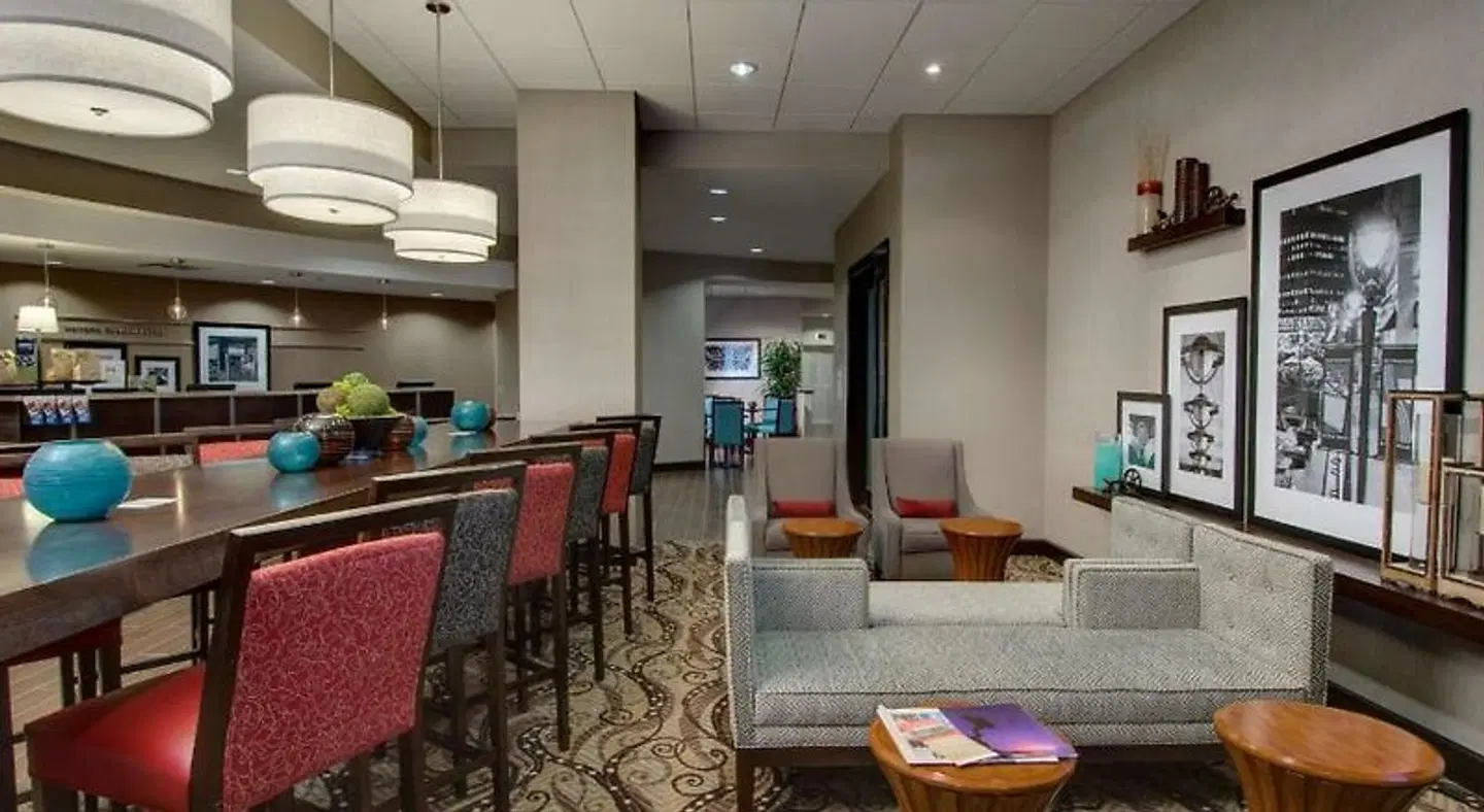 Hampton Inn & Suites Milwaukee Downtown Bar
